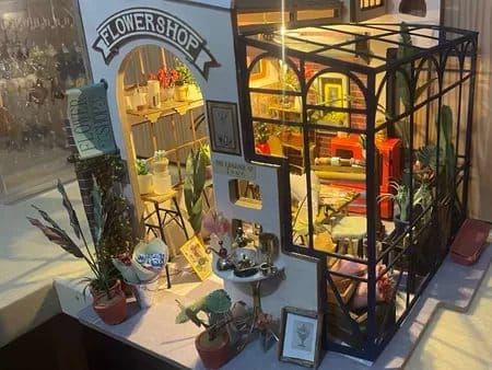 Photo du montage partagée : Maquette en bois boutique de fleurs miniature