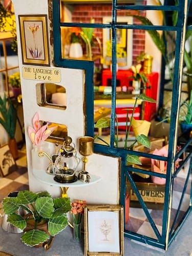 Photo du montage partagée : Maquette en bois boutique de fleurs miniature