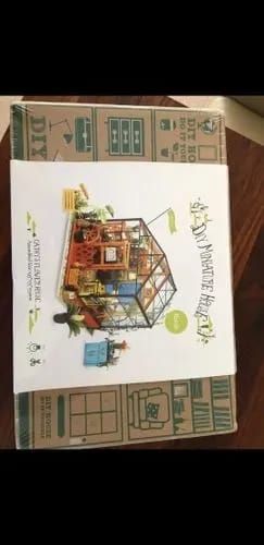 Photo du montage partagée : Maquette en bois maison miniature fleurie
