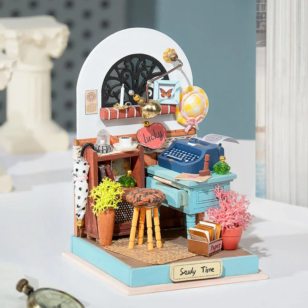 Maquette en bois maison miniature coin lecture et écriture