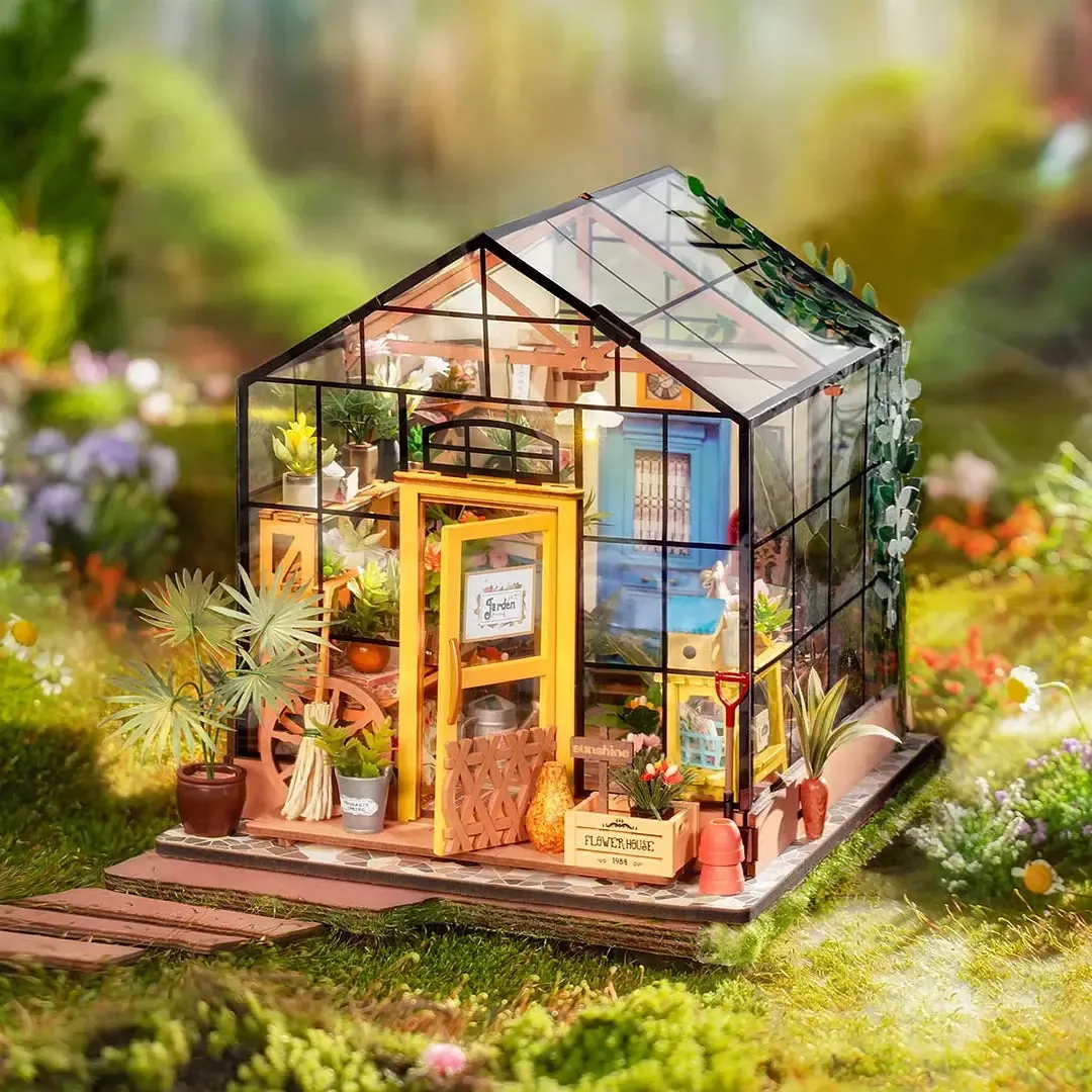 Maquette en bois maison miniature fleurie