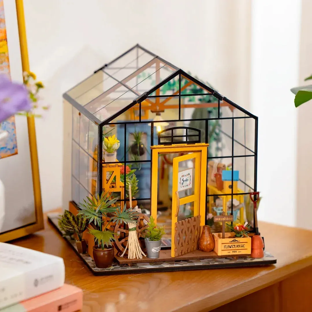 Maquette en bois maison miniature fleurie : vue 2