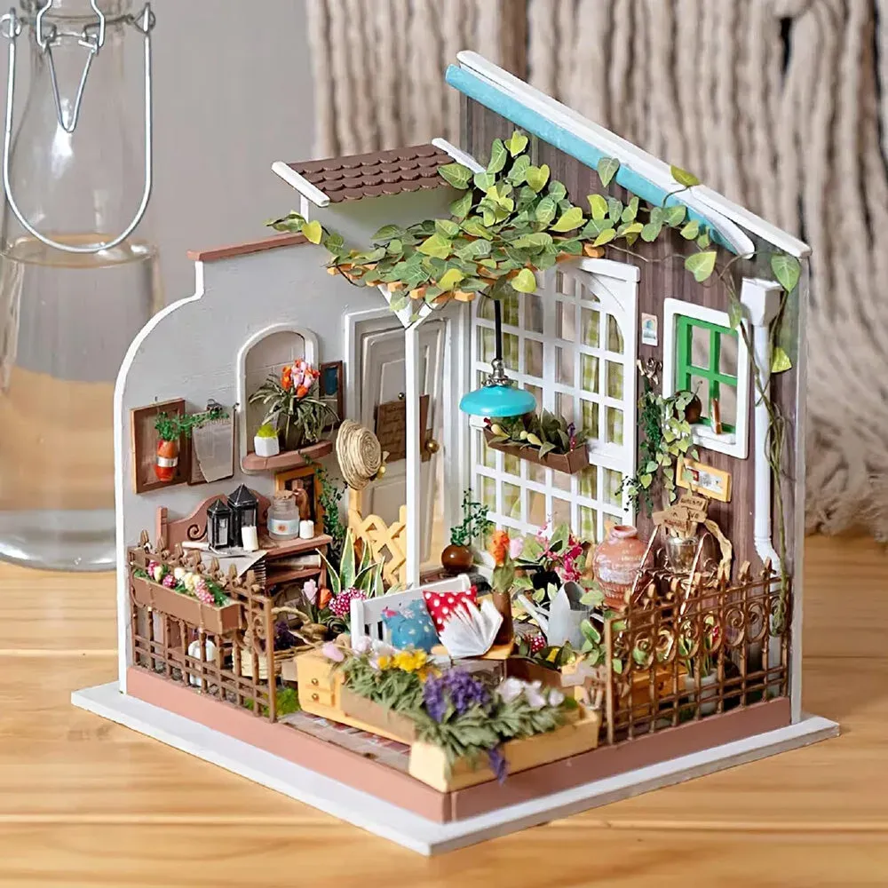 Maquette en bois maison miniature aux fleurs