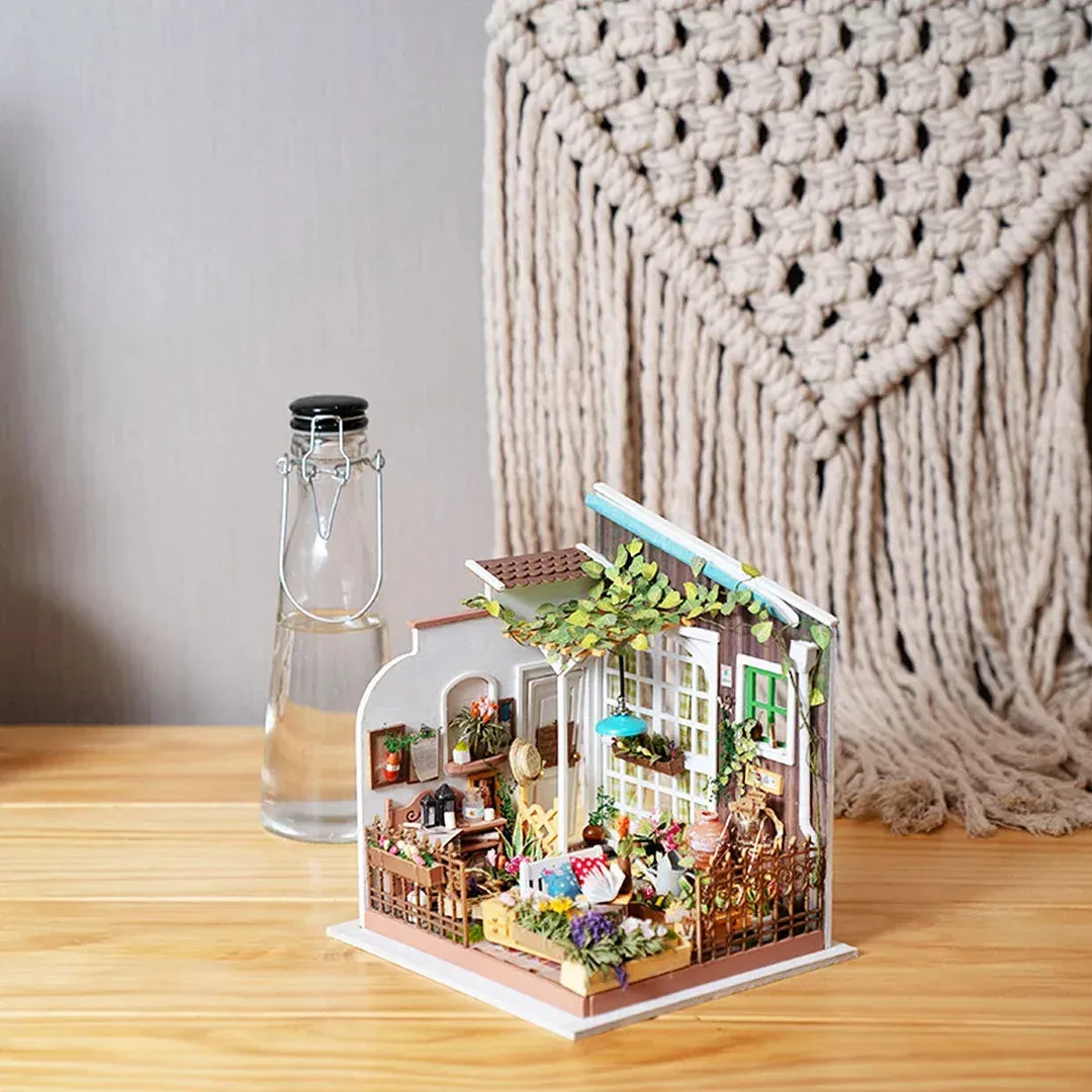 Maquette en bois maison miniature aux fleurs : vue 2